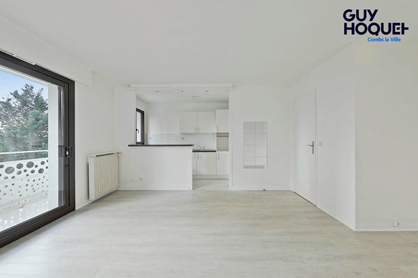 À vendre : studio à Combs-la-Ville avec place de parking, terrasse, et cave