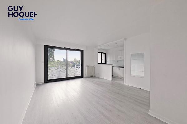À vendre : studio à Combs-la-Ville avec place de parking, terrasse, et cave