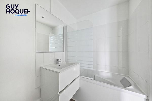 À vendre : studio à Combs-la-Ville avec place de parking, terrasse, et cave