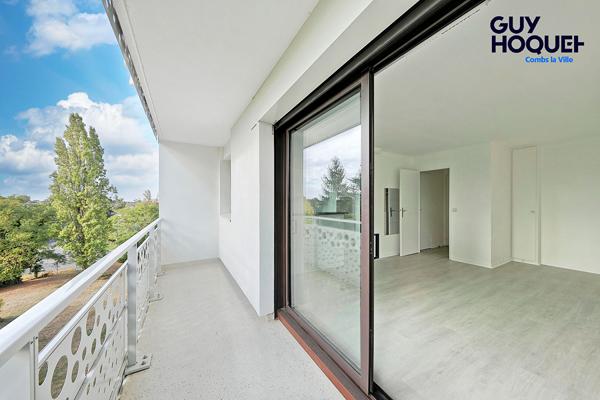 À vendre : studio à Combs-la-Ville avec place de parking, terrasse, et cave