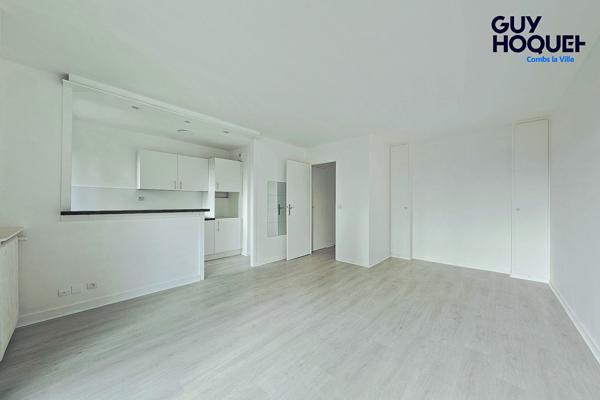 À vendre : studio à Combs-la-Ville avec place de parking, terrasse, et cave