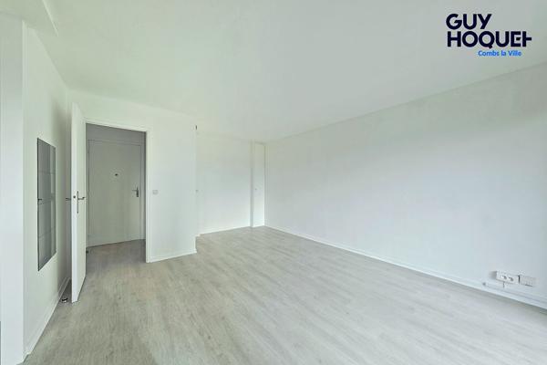À vendre : studio à Combs-la-Ville avec place de parking, terrasse, et cave
