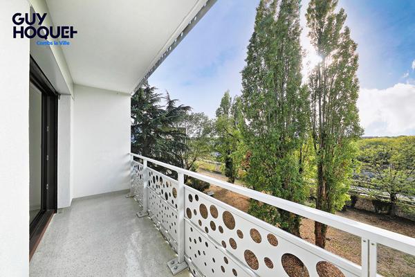 À vendre : studio à Combs-la-Ville avec place de parking, terrasse, et cave