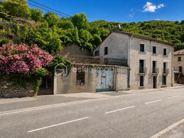 À Saint-Pons-de-Thomières, découvrez cette spacieuse maison de village de 245 m² habitables, offrant de nombreuses possibilités d'aménagement. Que vous soyez à la recherche d'une grande maison familiale ou d'un investissement locatif, ce bien saura vous séduire par ses volumes et son fort potentiel.

REZ DE CHAUSSEE :
- Grand garage d'environ 100 m² avec porte de 3,20 m de hauteur et 3,20 m de largeur, idéal pour un artisan, le stockage ou plusieurs véhicules.
- Hall d'entrée donnant accès a deux espaces:
- A droite, une pièce d'environ 21 m² + une pièce de 10m².
- A gauche, une pièce de 29m² + une salle d'eau avec wc.
- Une pièce avec la chaudière.

Ces espaces peuvent facilement être aménagés en deux appartements indépendants.

PREMIER ETAGE
- Cuisine d'environ 24 m²
- Salle d'eau avec WC d'environ 10 m²
- Trois chambres d'environ 14 m², 12 m² et 10,50 m²
- Bureau d'environ 7 m²

Depuis cet étage, vous accéderez à une terrasse d'environ 100 m², idéale pour profiter des beaux jours, ainsi qu'à un jardin arboré d'environ 900 m², réparti sur deux niveaux et agrémenté de plusieurs arbres fruitiers (figuier, cerisier, pêcher).

DEUXIEME ETAGE
- Côté droit : une pièce d'environ 35 m² avec une salle d'eau d'environ 12 m²
- Côté gauche : une pièce d'environ 31 m² avec une salle d'eau d'environ 8 m²
Ces espaces peuvent également être aménagés en deux appartements indépendants.

Les + du bien :
- Environ 245 m² habitables.
- Grand garage de 100 m².
- Terrasse de 100 m².
- Jardin de 910 m².
- Charpente en très bon état (couverture à prévoir dans le temps).
- Structure saine
- Bel escalier central en marbre


Des travaux de rénovation permettront de révéler tout le potentiel de cette propriété :

- Remplacement des menuiseries,
- Mise aux normes de l'électricité,
- Changement du système de chauffage,
- Reprise de la plomberie,
- Rafraîchissement général

Un bien aux multiples possibilités qui conviendra parfaitement :

- A une grande famille souhaitant créer une vaste habitation avec jardin,
- A un investisseur désirant créer jusqu'à 5 appartements,
- A un projet mêlant résidence principale et investissement locatif.

Un bien rare par ses volumes, son extérieur et son potentiel d'aménagement. À découvrir sans tarder !