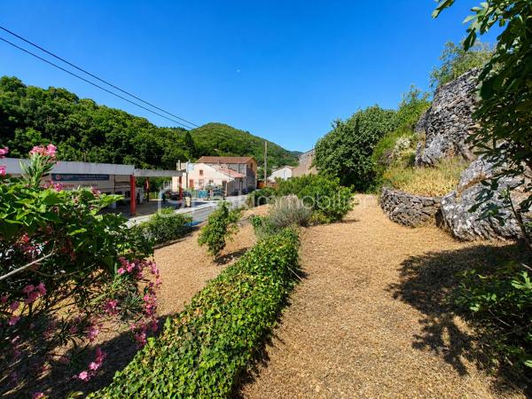 À Saint-Pons-de-Thomières, découvrez cette spacieuse maison de village de 245 m² habitables, offrant de nombreuses possibilités d'aménagement. Que vous soyez à la recherche d'une grande maison familiale ou d'un investissement locatif, ce bien saura vous séduire par ses volumes et son fort potentiel.

REZ DE CHAUSSEE :
- Grand garage d'environ 100 m² avec porte de 3,20 m de hauteur et 3,20 m de largeur, idéal pour un artisan, le stockage ou plusieurs véhicules.
- Hall d'entrée donnant accès a deux espaces:
- A droite, une pièce d'environ 21 m² + une pièce de 10m².
- A gauche, une pièce de 29m² + une salle d'eau avec wc.
- Une pièce avec la chaudière.

Ces espaces peuvent facilement être aménagés en deux appartements indépendants.

PREMIER ETAGE
- Cuisine d'environ 24 m²
- Salle d'eau avec WC d'environ 10 m²
- Trois chambres d'environ 14 m², 12 m² et 10,50 m²
- Bureau d'environ 7 m²

Depuis cet étage, vous accéderez à une terrasse d'environ 100 m², idéale pour profiter des beaux jours, ainsi qu'à un jardin arboré d'environ 900 m², réparti sur deux niveaux et agrémenté de plusieurs arbres fruitiers (figuier, cerisier, pêcher).

DEUXIEME ETAGE
- Côté droit : une pièce d'environ 35 m² avec une salle d'eau d'environ 12 m²
- Côté gauche : une pièce d'environ 31 m² avec une salle d'eau d'environ 8 m²
Ces espaces peuvent également être aménagés en deux appartements indépendants.

Les + du bien :
- Environ 245 m² habitables.
- Grand garage de 100 m².
- Terrasse de 100 m².
- Jardin de 910 m².
- Charpente en très bon état (couverture à prévoir dans le temps).
- Structure saine
- Bel escalier central en marbre


Des travaux de rénovation permettront de révéler tout le potentiel de cette propriété :

- Remplacement des menuiseries,
- Mise aux normes de l'électricité,
- Changement du système de chauffage,
- Reprise de la plomberie,
- Rafraîchissement général

Un bien aux multiples possibilités qui conviendra parfaitement :

- A une grande famille souhaitant créer une vaste habitation avec jardin,
- A un investisseur désirant créer jusqu'à 5 appartements,
- A un projet mêlant résidence principale et investissement locatif.

Un bien rare par ses volumes, son extérieur et son potentiel d'aménagement. À découvrir sans tarder !
