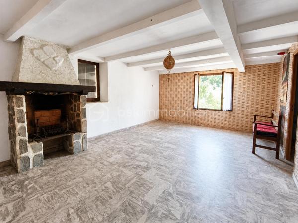 À Saint-Pons-de-Thomières, découvrez cette spacieuse maison de village de 245 m² habitables, offrant de nombreuses possibilités d'aménagement. Que vous soyez à la recherche d'une grande maison familiale ou d'un investissement locatif, ce bien saura vous séduire par ses volumes et son fort potentiel.

REZ DE CHAUSSEE :
- Grand garage d'environ 100 m² avec porte de 3,20 m de hauteur et 3,20 m de largeur, idéal pour un artisan, le stockage ou plusieurs véhicules.
- Hall d'entrée donnant accès a deux espaces:
- A droite, une pièce d'environ 21 m² + une pièce de 10m².
- A gauche, une pièce de 29m² + une salle d'eau avec wc.
- Une pièce avec la chaudière.

Ces espaces peuvent facilement être aménagés en deux appartements indépendants.

PREMIER ETAGE
- Cuisine d'environ 24 m²
- Salle d'eau avec WC d'environ 10 m²
- Trois chambres d'environ 14 m², 12 m² et 10,50 m²
- Bureau d'environ 7 m²

Depuis cet étage, vous accéderez à une terrasse d'environ 100 m², idéale pour profiter des beaux jours, ainsi qu'à un jardin arboré d'environ 900 m², réparti sur deux niveaux et agrémenté de plusieurs arbres fruitiers (figuier, cerisier, pêcher).

DEUXIEME ETAGE
- Côté droit : une pièce d'environ 35 m² avec une salle d'eau d'environ 12 m²
- Côté gauche : une pièce d'environ 31 m² avec une salle d'eau d'environ 8 m²
Ces espaces peuvent également être aménagés en deux appartements indépendants.

Les + du bien :
- Environ 245 m² habitables.
- Grand garage de 100 m².
- Terrasse de 100 m².
- Jardin de 910 m².
- Charpente en très bon état (couverture à prévoir dans le temps).
- Structure saine
- Bel escalier central en marbre


Des travaux de rénovation permettront de révéler tout le potentiel de cette propriété :

- Remplacement des menuiseries,
- Mise aux normes de l'électricité,
- Changement du système de chauffage,
- Reprise de la plomberie,
- Rafraîchissement général

Un bien aux multiples possibilités qui conviendra parfaitement :

- A une grande famille souhaitant créer une vaste habitation avec jardin,
- A un investisseur désirant créer jusqu'à 5 appartements,
- A un projet mêlant résidence principale et investissement locatif.

Un bien rare par ses volumes, son extérieur et son potentiel d'aménagement. À découvrir sans tarder !