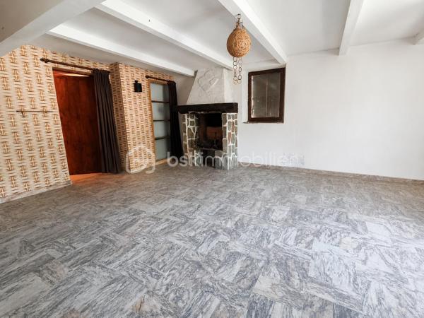 À Saint-Pons-de-Thomières, découvrez cette spacieuse maison de village de 245 m² habitables, offrant de nombreuses possibilités d'aménagement. Que vous soyez à la recherche d'une grande maison familiale ou d'un investissement locatif, ce bien saura vous séduire par ses volumes et son fort potentiel.

REZ DE CHAUSSEE :
- Grand garage d'environ 100 m² avec porte de 3,20 m de hauteur et 3,20 m de largeur, idéal pour un artisan, le stockage ou plusieurs véhicules.
- Hall d'entrée donnant accès a deux espaces:
- A droite, une pièce d'environ 21 m² + une pièce de 10m².
- A gauche, une pièce de 29m² + une salle d'eau avec wc.
- Une pièce avec la chaudière.

Ces espaces peuvent facilement être aménagés en deux appartements indépendants.

PREMIER ETAGE
- Cuisine d'environ 24 m²
- Salle d'eau avec WC d'environ 10 m²
- Trois chambres d'environ 14 m², 12 m² et 10,50 m²
- Bureau d'environ 7 m²

Depuis cet étage, vous accéderez à une terrasse d'environ 100 m², idéale pour profiter des beaux jours, ainsi qu'à un jardin arboré d'environ 900 m², réparti sur deux niveaux et agrémenté de plusieurs arbres fruitiers (figuier, cerisier, pêcher).

DEUXIEME ETAGE
- Côté droit : une pièce d'environ 35 m² avec une salle d'eau d'environ 12 m²
- Côté gauche : une pièce d'environ 31 m² avec une salle d'eau d'environ 8 m²
Ces espaces peuvent également être aménagés en deux appartements indépendants.

Les + du bien :
- Environ 245 m² habitables.
- Grand garage de 100 m².
- Terrasse de 100 m².
- Jardin de 910 m².
- Charpente en très bon état (couverture à prévoir dans le temps).
- Structure saine
- Bel escalier central en marbre


Des travaux de rénovation permettront de révéler tout le potentiel de cette propriété :

- Remplacement des menuiseries,
- Mise aux normes de l'électricité,
- Changement du système de chauffage,
- Reprise de la plomberie,
- Rafraîchissement général

Un bien aux multiples possibilités qui conviendra parfaitement :

- A une grande famille souhaitant créer une vaste habitation avec jardin,
- A un investisseur désirant créer jusqu'à 5 appartements,
- A un projet mêlant résidence principale et investissement locatif.

Un bien rare par ses volumes, son extérieur et son potentiel d'aménagement. À découvrir sans tarder !