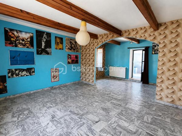 À Saint-Pons-de-Thomières, découvrez cette spacieuse maison de village de 245 m² habitables, offrant de nombreuses possibilités d'aménagement. Que vous soyez à la recherche d'une grande maison familiale ou d'un investissement locatif, ce bien saura vous séduire par ses volumes et son fort potentiel.

REZ DE CHAUSSEE :
- Grand garage d'environ 100 m² avec porte de 3,20 m de hauteur et 3,20 m de largeur, idéal pour un artisan, le stockage ou plusieurs véhicules.
- Hall d'entrée donnant accès a deux espaces:
- A droite, une pièce d'environ 21 m² + une pièce de 10m².
- A gauche, une pièce de 29m² + une salle d'eau avec wc.
- Une pièce avec la chaudière.

Ces espaces peuvent facilement être aménagés en deux appartements indépendants.

PREMIER ETAGE
- Cuisine d'environ 24 m²
- Salle d'eau avec WC d'environ 10 m²
- Trois chambres d'environ 14 m², 12 m² et 10,50 m²
- Bureau d'environ 7 m²

Depuis cet étage, vous accéderez à une terrasse d'environ 100 m², idéale pour profiter des beaux jours, ainsi qu'à un jardin arboré d'environ 900 m², réparti sur deux niveaux et agrémenté de plusieurs arbres fruitiers (figuier, cerisier, pêcher).

DEUXIEME ETAGE
- Côté droit : une pièce d'environ 35 m² avec une salle d'eau d'environ 12 m²
- Côté gauche : une pièce d'environ 31 m² avec une salle d'eau d'environ 8 m²
Ces espaces peuvent également être aménagés en deux appartements indépendants.

Les + du bien :
- Environ 245 m² habitables.
- Grand garage de 100 m².
- Terrasse de 100 m².
- Jardin de 910 m².
- Charpente en très bon état (couverture à prévoir dans le temps).
- Structure saine
- Bel escalier central en marbre


Des travaux de rénovation permettront de révéler tout le potentiel de cette propriété :

- Remplacement des menuiseries,
- Mise aux normes de l'électricité,
- Changement du système de chauffage,
- Reprise de la plomberie,
- Rafraîchissement général

Un bien aux multiples possibilités qui conviendra parfaitement :

- A une grande famille souhaitant créer une vaste habitation avec jardin,
- A un investisseur désirant créer jusqu'à 5 appartements,
- A un projet mêlant résidence principale et investissement locatif.

Un bien rare par ses volumes, son extérieur et son potentiel d'aménagement. À découvrir sans tarder !