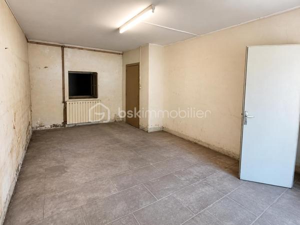 À Saint-Pons-de-Thomières, découvrez cette spacieuse maison de village de 245 m² habitables, offrant de nombreuses possibilités d'aménagement. Que vous soyez à la recherche d'une grande maison familiale ou d'un investissement locatif, ce bien saura vous séduire par ses volumes et son fort potentiel.

REZ DE CHAUSSEE :
- Grand garage d'environ 100 m² avec porte de 3,20 m de hauteur et 3,20 m de largeur, idéal pour un artisan, le stockage ou plusieurs véhicules.
- Hall d'entrée donnant accès a deux espaces:
- A droite, une pièce d'environ 21 m² + une pièce de 10m².
- A gauche, une pièce de 29m² + une salle d'eau avec wc.
- Une pièce avec la chaudière.

Ces espaces peuvent facilement être aménagés en deux appartements indépendants.

PREMIER ETAGE
- Cuisine d'environ 24 m²
- Salle d'eau avec WC d'environ 10 m²
- Trois chambres d'environ 14 m², 12 m² et 10,50 m²
- Bureau d'environ 7 m²

Depuis cet étage, vous accéderez à une terrasse d'environ 100 m², idéale pour profiter des beaux jours, ainsi qu'à un jardin arboré d'environ 900 m², réparti sur deux niveaux et agrémenté de plusieurs arbres fruitiers (figuier, cerisier, pêcher).

DEUXIEME ETAGE
- Côté droit : une pièce d'environ 35 m² avec une salle d'eau d'environ 12 m²
- Côté gauche : une pièce d'environ 31 m² avec une salle d'eau d'environ 8 m²
Ces espaces peuvent également être aménagés en deux appartements indépendants.

Les + du bien :
- Environ 245 m² habitables.
- Grand garage de 100 m².
- Terrasse de 100 m².
- Jardin de 910 m².
- Charpente en très bon état (couverture à prévoir dans le temps).
- Structure saine
- Bel escalier central en marbre


Des travaux de rénovation permettront de révéler tout le potentiel de cette propriété :

- Remplacement des menuiseries,
- Mise aux normes de l'électricité,
- Changement du système de chauffage,
- Reprise de la plomberie,
- Rafraîchissement général

Un bien aux multiples possibilités qui conviendra parfaitement :

- A une grande famille souhaitant créer une vaste habitation avec jardin,
- A un investisseur désirant créer jusqu'à 5 appartements,
- A un projet mêlant résidence principale et investissement locatif.

Un bien rare par ses volumes, son extérieur et son potentiel d'aménagement. À découvrir sans tarder !