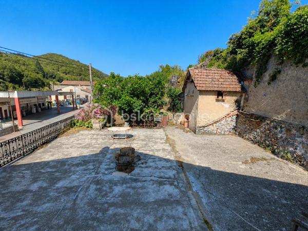 À Saint-Pons-de-Thomières, découvrez cette spacieuse maison de village de 245 m² habitables, offrant de nombreuses possibilités d'aménagement. Que vous soyez à la recherche d'une grande maison familiale ou d'un investissement locatif, ce bien saura vous séduire par ses volumes et son fort potentiel.

REZ DE CHAUSSEE :
- Grand garage d'environ 100 m² avec porte de 3,20 m de hauteur et 3,20 m de largeur, idéal pour un artisan, le stockage ou plusieurs véhicules.
- Hall d'entrée donnant accès a deux espaces:
- A droite, une pièce d'environ 21 m² + une pièce de 10m².
- A gauche, une pièce de 29m² + une salle d'eau avec wc.
- Une pièce avec la chaudière.

Ces espaces peuvent facilement être aménagés en deux appartements indépendants.

PREMIER ETAGE
- Cuisine d'environ 24 m²
- Salle d'eau avec WC d'environ 10 m²
- Trois chambres d'environ 14 m², 12 m² et 10,50 m²
- Bureau d'environ 7 m²

Depuis cet étage, vous accéderez à une terrasse d'environ 100 m², idéale pour profiter des beaux jours, ainsi qu'à un jardin arboré d'environ 900 m², réparti sur deux niveaux et agrémenté de plusieurs arbres fruitiers (figuier, cerisier, pêcher).

DEUXIEME ETAGE
- Côté droit : une pièce d'environ 35 m² avec une salle d'eau d'environ 12 m²
- Côté gauche : une pièce d'environ 31 m² avec une salle d'eau d'environ 8 m²
Ces espaces peuvent également être aménagés en deux appartements indépendants.

Les + du bien :
- Environ 245 m² habitables.
- Grand garage de 100 m².
- Terrasse de 100 m².
- Jardin de 910 m².
- Charpente en très bon état (couverture à prévoir dans le temps).
- Structure saine
- Bel escalier central en marbre


Des travaux de rénovation permettront de révéler tout le potentiel de cette propriété :

- Remplacement des menuiseries,
- Mise aux normes de l'électricité,
- Changement du système de chauffage,
- Reprise de la plomberie,
- Rafraîchissement général

Un bien aux multiples possibilités qui conviendra parfaitement :

- A une grande famille souhaitant créer une vaste habitation avec jardin,
- A un investisseur désirant créer jusqu'à 5 appartements,
- A un projet mêlant résidence principale et investissement locatif.

Un bien rare par ses volumes, son extérieur et son potentiel d'aménagement. À découvrir sans tarder !