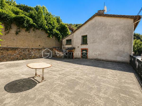 À Saint-Pons-de-Thomières, découvrez cette spacieuse maison de village de 245 m² habitables, offrant de nombreuses possibilités d'aménagement. Que vous soyez à la recherche d'une grande maison familiale ou d'un investissement locatif, ce bien saura vous séduire par ses volumes et son fort potentiel.

REZ DE CHAUSSEE :
- Grand garage d'environ 100 m² avec porte de 3,20 m de hauteur et 3,20 m de largeur, idéal pour un artisan, le stockage ou plusieurs véhicules.
- Hall d'entrée donnant accès a deux espaces:
- A droite, une pièce d'environ 21 m² + une pièce de 10m².
- A gauche, une pièce de 29m² + une salle d'eau avec wc.
- Une pièce avec la chaudière.

Ces espaces peuvent facilement être aménagés en deux appartements indépendants.

PREMIER ETAGE
- Cuisine d'environ 24 m²
- Salle d'eau avec WC d'environ 10 m²
- Trois chambres d'environ 14 m², 12 m² et 10,50 m²
- Bureau d'environ 7 m²

Depuis cet étage, vous accéderez à une terrasse d'environ 100 m², idéale pour profiter des beaux jours, ainsi qu'à un jardin arboré d'environ 900 m², réparti sur deux niveaux et agrémenté de plusieurs arbres fruitiers (figuier, cerisier, pêcher).

DEUXIEME ETAGE
- Côté droit : une pièce d'environ 35 m² avec une salle d'eau d'environ 12 m²
- Côté gauche : une pièce d'environ 31 m² avec une salle d'eau d'environ 8 m²
Ces espaces peuvent également être aménagés en deux appartements indépendants.

Les + du bien :
- Environ 245 m² habitables.
- Grand garage de 100 m².
- Terrasse de 100 m².
- Jardin de 910 m².
- Charpente en très bon état (couverture à prévoir dans le temps).
- Structure saine
- Bel escalier central en marbre


Des travaux de rénovation permettront de révéler tout le potentiel de cette propriété :

- Remplacement des menuiseries,
- Mise aux normes de l'électricité,
- Changement du système de chauffage,
- Reprise de la plomberie,
- Rafraîchissement général

Un bien aux multiples possibilités qui conviendra parfaitement :

- A une grande famille souhaitant créer une vaste habitation avec jardin,
- A un investisseur désirant créer jusqu'à 5 appartements,
- A un projet mêlant résidence principale et investissement locatif.

Un bien rare par ses volumes, son extérieur et son potentiel d'aménagement. À découvrir sans tarder !