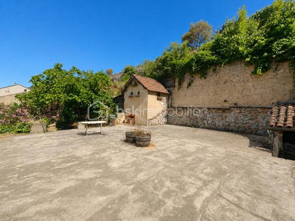 À Saint-Pons-de-Thomières, découvrez cette spacieuse maison de village de 245 m² habitables, offrant de nombreuses possibilités d'aménagement. Que vous soyez à la recherche d'une grande maison familiale ou d'un investissement locatif, ce bien saura vous séduire par ses volumes et son fort potentiel.

REZ DE CHAUSSEE :
- Grand garage d'environ 100 m² avec porte de 3,20 m de hauteur et 3,20 m de largeur, idéal pour un artisan, le stockage ou plusieurs véhicules.
- Hall d'entrée donnant accès a deux espaces:
- A droite, une pièce d'environ 21 m² + une pièce de 10m².
- A gauche, une pièce de 29m² + une salle d'eau avec wc.
- Une pièce avec la chaudière.

Ces espaces peuvent facilement être aménagés en deux appartements indépendants.

PREMIER ETAGE
- Cuisine d'environ 24 m²
- Salle d'eau avec WC d'environ 10 m²
- Trois chambres d'environ 14 m², 12 m² et 10,50 m²
- Bureau d'environ 7 m²

Depuis cet étage, vous accéderez à une terrasse d'environ 100 m², idéale pour profiter des beaux jours, ainsi qu'à un jardin arboré d'environ 900 m², réparti sur deux niveaux et agrémenté de plusieurs arbres fruitiers (figuier, cerisier, pêcher).

DEUXIEME ETAGE
- Côté droit : une pièce d'environ 35 m² avec une salle d'eau d'environ 12 m²
- Côté gauche : une pièce d'environ 31 m² avec une salle d'eau d'environ 8 m²
Ces espaces peuvent également être aménagés en deux appartements indépendants.

Les + du bien :
- Environ 245 m² habitables.
- Grand garage de 100 m².
- Terrasse de 100 m².
- Jardin de 910 m².
- Charpente en très bon état (couverture à prévoir dans le temps).
- Structure saine
- Bel escalier central en marbre


Des travaux de rénovation permettront de révéler tout le potentiel de cette propriété :

- Remplacement des menuiseries,
- Mise aux normes de l'électricité,
- Changement du système de chauffage,
- Reprise de la plomberie,
- Rafraîchissement général

Un bien aux multiples possibilités qui conviendra parfaitement :

- A une grande famille souhaitant créer une vaste habitation avec jardin,
- A un investisseur désirant créer jusqu'à 5 appartements,
- A un projet mêlant résidence principale et investissement locatif.

Un bien rare par ses volumes, son extérieur et son potentiel d'aménagement. À découvrir sans tarder !