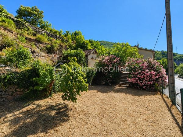 À Saint-Pons-de-Thomières, découvrez cette spacieuse maison de village de 245 m² habitables, offrant de nombreuses possibilités d'aménagement. Que vous soyez à la recherche d'une grande maison familiale ou d'un investissement locatif, ce bien saura vous séduire par ses volumes et son fort potentiel.

REZ DE CHAUSSEE :
- Grand garage d'environ 100 m² avec porte de 3,20 m de hauteur et 3,20 m de largeur, idéal pour un artisan, le stockage ou plusieurs véhicules.
- Hall d'entrée donnant accès a deux espaces:
- A droite, une pièce d'environ 21 m² + une pièce de 10m².
- A gauche, une pièce de 29m² + une salle d'eau avec wc.
- Une pièce avec la chaudière.

Ces espaces peuvent facilement être aménagés en deux appartements indépendants.

PREMIER ETAGE
- Cuisine d'environ 24 m²
- Salle d'eau avec WC d'environ 10 m²
- Trois chambres d'environ 14 m², 12 m² et 10,50 m²
- Bureau d'environ 7 m²

Depuis cet étage, vous accéderez à une terrasse d'environ 100 m², idéale pour profiter des beaux jours, ainsi qu'à un jardin arboré d'environ 900 m², réparti sur deux niveaux et agrémenté de plusieurs arbres fruitiers (figuier, cerisier, pêcher).

DEUXIEME ETAGE
- Côté droit : une pièce d'environ 35 m² avec une salle d'eau d'environ 12 m²
- Côté gauche : une pièce d'environ 31 m² avec une salle d'eau d'environ 8 m²
Ces espaces peuvent également être aménagés en deux appartements indépendants.

Les + du bien :
- Environ 245 m² habitables.
- Grand garage de 100 m².
- Terrasse de 100 m².
- Jardin de 910 m².
- Charpente en très bon état (couverture à prévoir dans le temps).
- Structure saine
- Bel escalier central en marbre


Des travaux de rénovation permettront de révéler tout le potentiel de cette propriété :

- Remplacement des menuiseries,
- Mise aux normes de l'électricité,
- Changement du système de chauffage,
- Reprise de la plomberie,
- Rafraîchissement général

Un bien aux multiples possibilités qui conviendra parfaitement :

- A une grande famille souhaitant créer une vaste habitation avec jardin,
- A un investisseur désirant créer jusqu'à 5 appartements,
- A un projet mêlant résidence principale et investissement locatif.

Un bien rare par ses volumes, son extérieur et son potentiel d'aménagement. À découvrir sans tarder !