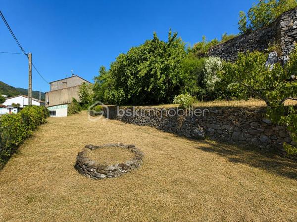 À Saint-Pons-de-Thomières, découvrez cette spacieuse maison de village de 245 m² habitables, offrant de nombreuses possibilités d'aménagement. Que vous soyez à la recherche d'une grande maison familiale ou d'un investissement locatif, ce bien saura vous séduire par ses volumes et son fort potentiel.

REZ DE CHAUSSEE :
- Grand garage d'environ 100 m² avec porte de 3,20 m de hauteur et 3,20 m de largeur, idéal pour un artisan, le stockage ou plusieurs véhicules.
- Hall d'entrée donnant accès a deux espaces:
- A droite, une pièce d'environ 21 m² + une pièce de 10m².
- A gauche, une pièce de 29m² + une salle d'eau avec wc.
- Une pièce avec la chaudière.

Ces espaces peuvent facilement être aménagés en deux appartements indépendants.

PREMIER ETAGE
- Cuisine d'environ 24 m²
- Salle d'eau avec WC d'environ 10 m²
- Trois chambres d'environ 14 m², 12 m² et 10,50 m²
- Bureau d'environ 7 m²

Depuis cet étage, vous accéderez à une terrasse d'environ 100 m², idéale pour profiter des beaux jours, ainsi qu'à un jardin arboré d'environ 900 m², réparti sur deux niveaux et agrémenté de plusieurs arbres fruitiers (figuier, cerisier, pêcher).

DEUXIEME ETAGE
- Côté droit : une pièce d'environ 35 m² avec une salle d'eau d'environ 12 m²
- Côté gauche : une pièce d'environ 31 m² avec une salle d'eau d'environ 8 m²
Ces espaces peuvent également être aménagés en deux appartements indépendants.

Les + du bien :
- Environ 245 m² habitables.
- Grand garage de 100 m².
- Terrasse de 100 m².
- Jardin de 910 m².
- Charpente en très bon état (couverture à prévoir dans le temps).
- Structure saine
- Bel escalier central en marbre


Des travaux de rénovation permettront de révéler tout le potentiel de cette propriété :

- Remplacement des menuiseries,
- Mise aux normes de l'électricité,
- Changement du système de chauffage,
- Reprise de la plomberie,
- Rafraîchissement général

Un bien aux multiples possibilités qui conviendra parfaitement :

- A une grande famille souhaitant créer une vaste habitation avec jardin,
- A un investisseur désirant créer jusqu'à 5 appartements,
- A un projet mêlant résidence principale et investissement locatif.

Un bien rare par ses volumes, son extérieur et son potentiel d'aménagement. À découvrir sans tarder !