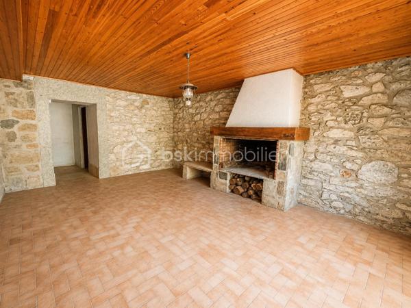 À Saint-Pons-de-Thomières, découvrez cette spacieuse maison de village de 245 m² habitables, offrant de nombreuses possibilités d'aménagement. Que vous soyez à la recherche d'une grande maison familiale ou d'un investissement locatif, ce bien saura vous séduire par ses volumes et son fort potentiel.

REZ DE CHAUSSEE :
- Grand garage d'environ 100 m² avec porte de 3,20 m de hauteur et 3,20 m de largeur, idéal pour un artisan, le stockage ou plusieurs véhicules.
- Hall d'entrée donnant accès a deux espaces:
- A droite, une pièce d'environ 21 m² + une pièce de 10m².
- A gauche, une pièce de 29m² + une salle d'eau avec wc.
- Une pièce avec la chaudière.

Ces espaces peuvent facilement être aménagés en deux appartements indépendants.

PREMIER ETAGE
- Cuisine d'environ 24 m²
- Salle d'eau avec WC d'environ 10 m²
- Trois chambres d'environ 14 m², 12 m² et 10,50 m²
- Bureau d'environ 7 m²

Depuis cet étage, vous accéderez à une terrasse d'environ 100 m², idéale pour profiter des beaux jours, ainsi qu'à un jardin arboré d'environ 900 m², réparti sur deux niveaux et agrémenté de plusieurs arbres fruitiers (figuier, cerisier, pêcher).

DEUXIEME ETAGE
- Côté droit : une pièce d'environ 35 m² avec une salle d'eau d'environ 12 m²
- Côté gauche : une pièce d'environ 31 m² avec une salle d'eau d'environ 8 m²
Ces espaces peuvent également être aménagés en deux appartements indépendants.

Les + du bien :
- Environ 245 m² habitables.
- Grand garage de 100 m².
- Terrasse de 100 m².
- Jardin de 910 m².
- Charpente en très bon état (couverture à prévoir dans le temps).
- Structure saine
- Bel escalier central en marbre


Des travaux de rénovation permettront de révéler tout le potentiel de cette propriété :

- Remplacement des menuiseries,
- Mise aux normes de l'électricité,
- Changement du système de chauffage,
- Reprise de la plomberie,
- Rafraîchissement général

Un bien aux multiples possibilités qui conviendra parfaitement :

- A une grande famille souhaitant créer une vaste habitation avec jardin,
- A un investisseur désirant créer jusqu'à 5 appartements,
- A un projet mêlant résidence principale et investissement locatif.

Un bien rare par ses volumes, son extérieur et son potentiel d'aménagement. À découvrir sans tarder !