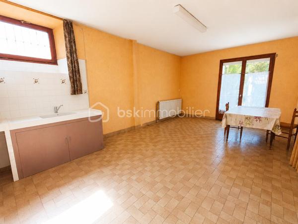 À Saint-Pons-de-Thomières, découvrez cette spacieuse maison de village de 245 m² habitables, offrant de nombreuses possibilités d'aménagement. Que vous soyez à la recherche d'une grande maison familiale ou d'un investissement locatif, ce bien saura vous séduire par ses volumes et son fort potentiel.

REZ DE CHAUSSEE :
- Grand garage d'environ 100 m² avec porte de 3,20 m de hauteur et 3,20 m de largeur, idéal pour un artisan, le stockage ou plusieurs véhicules.
- Hall d'entrée donnant accès a deux espaces:
- A droite, une pièce d'environ 21 m² + une pièce de 10m².
- A gauche, une pièce de 29m² + une salle d'eau avec wc.
- Une pièce avec la chaudière.

Ces espaces peuvent facilement être aménagés en deux appartements indépendants.

PREMIER ETAGE
- Cuisine d'environ 24 m²
- Salle d'eau avec WC d'environ 10 m²
- Trois chambres d'environ 14 m², 12 m² et 10,50 m²
- Bureau d'environ 7 m²

Depuis cet étage, vous accéderez à une terrasse d'environ 100 m², idéale pour profiter des beaux jours, ainsi qu'à un jardin arboré d'environ 900 m², réparti sur deux niveaux et agrémenté de plusieurs arbres fruitiers (figuier, cerisier, pêcher).

DEUXIEME ETAGE
- Côté droit : une pièce d'environ 35 m² avec une salle d'eau d'environ 12 m²
- Côté gauche : une pièce d'environ 31 m² avec une salle d'eau d'environ 8 m²
Ces espaces peuvent également être aménagés en deux appartements indépendants.

Les + du bien :
- Environ 245 m² habitables.
- Grand garage de 100 m².
- Terrasse de 100 m².
- Jardin de 910 m².
- Charpente en très bon état (couverture à prévoir dans le temps).
- Structure saine
- Bel escalier central en marbre


Des travaux de rénovation permettront de révéler tout le potentiel de cette propriété :

- Remplacement des menuiseries,
- Mise aux normes de l'électricité,
- Changement du système de chauffage,
- Reprise de la plomberie,
- Rafraîchissement général

Un bien aux multiples possibilités qui conviendra parfaitement :

- A une grande famille souhaitant créer une vaste habitation avec jardin,
- A un investisseur désirant créer jusqu'à 5 appartements,
- A un projet mêlant résidence principale et investissement locatif.

Un bien rare par ses volumes, son extérieur et son potentiel d'aménagement. À découvrir sans tarder !