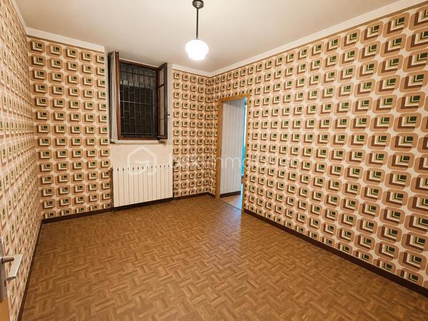 À Saint-Pons-de-Thomières, découvrez cette spacieuse maison de village de 245 m² habitables, offrant de nombreuses possibilités d'aménagement. Que vous soyez à la recherche d'une grande maison familiale ou d'un investissement locatif, ce bien saura vous séduire par ses volumes et son fort potentiel.

REZ DE CHAUSSEE :
- Grand garage d'environ 100 m² avec porte de 3,20 m de hauteur et 3,20 m de largeur, idéal pour un artisan, le stockage ou plusieurs véhicules.
- Hall d'entrée donnant accès a deux espaces:
- A droite, une pièce d'environ 21 m² + une pièce de 10m².
- A gauche, une pièce de 29m² + une salle d'eau avec wc.
- Une pièce avec la chaudière.

Ces espaces peuvent facilement être aménagés en deux appartements indépendants.

PREMIER ETAGE
- Cuisine d'environ 24 m²
- Salle d'eau avec WC d'environ 10 m²
- Trois chambres d'environ 14 m², 12 m² et 10,50 m²
- Bureau d'environ 7 m²

Depuis cet étage, vous accéderez à une terrasse d'environ 100 m², idéale pour profiter des beaux jours, ainsi qu'à un jardin arboré d'environ 900 m², réparti sur deux niveaux et agrémenté de plusieurs arbres fruitiers (figuier, cerisier, pêcher).

DEUXIEME ETAGE
- Côté droit : une pièce d'environ 35 m² avec une salle d'eau d'environ 12 m²
- Côté gauche : une pièce d'environ 31 m² avec une salle d'eau d'environ 8 m²
Ces espaces peuvent également être aménagés en deux appartements indépendants.

Les + du bien :
- Environ 245 m² habitables.
- Grand garage de 100 m².
- Terrasse de 100 m².
- Jardin de 910 m².
- Charpente en très bon état (couverture à prévoir dans le temps).
- Structure saine
- Bel escalier central en marbre


Des travaux de rénovation permettront de révéler tout le potentiel de cette propriété :

- Remplacement des menuiseries,
- Mise aux normes de l'électricité,
- Changement du système de chauffage,
- Reprise de la plomberie,
- Rafraîchissement général

Un bien aux multiples possibilités qui conviendra parfaitement :

- A une grande famille souhaitant créer une vaste habitation avec jardin,
- A un investisseur désirant créer jusqu'à 5 appartements,
- A un projet mêlant résidence principale et investissement locatif.

Un bien rare par ses volumes, son extérieur et son potentiel d'aménagement. À découvrir sans tarder !