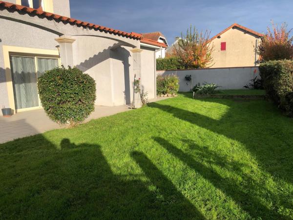 Maison traditionnelle avec 5 chambres et une grande pièce à vivre..