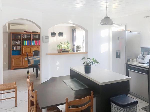 Maison traditionnelle avec 5 chambres et une grande pièce à vivre..