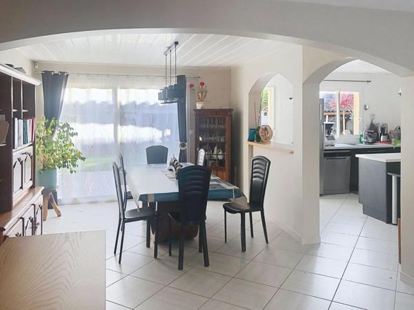 Maison traditionnelle avec 5 chambres et une grande pièce à vivre..