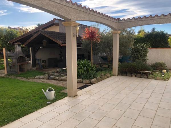 Maison traditionnelle avec 5 chambres et une grande pièce à vivre..