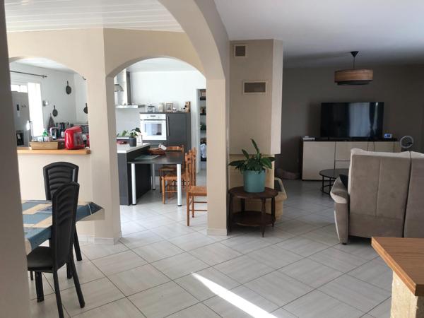 Maison traditionnelle avec 5 chambres et une grande pièce à vivre..