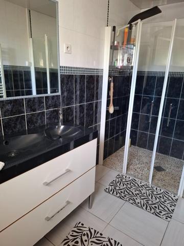 Maison traditionnelle avec 5 chambres et une grande pièce à vivre..