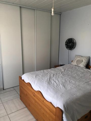 Maison traditionnelle avec 5 chambres et une grande pièce à vivre..