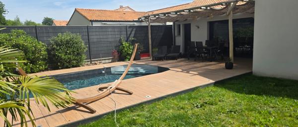 Maison plain-pied La CHEVROLIERE, piscine , jardin clos 399 900 € FAI 3420ND – nantes Sud Immobilier
