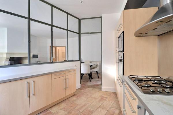 Maison de ville rénovée avec terrasse et garage