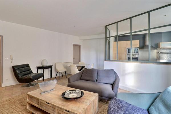 Maison de ville rénovée avec terrasse et garage