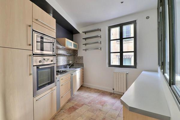 Maison de ville rénovée avec terrasse et garage