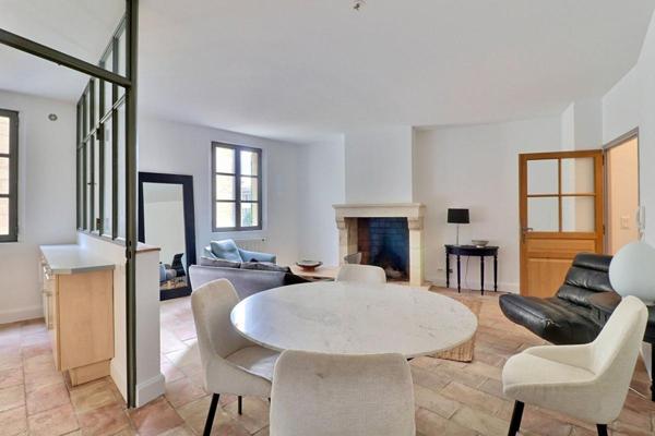 Maison de ville rénovée avec terrasse et garage