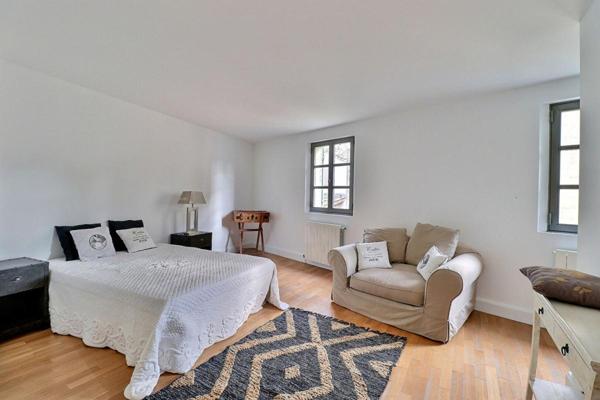 Maison de ville rénovée avec terrasse et garage