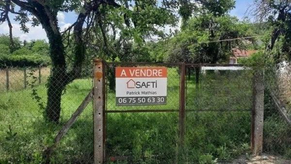 Terrain à bâtir viabilisé et entièrement clos