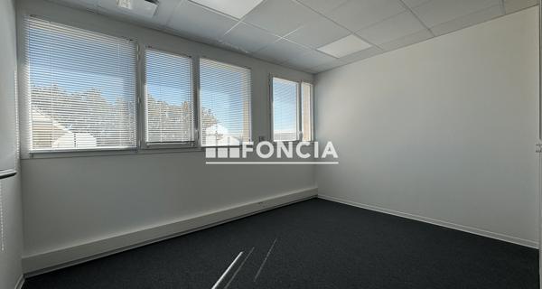 Location Local commercial 3 pièces 65.7 m² - Avignon 84000