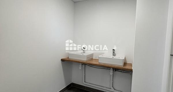 Location Local commercial 3 pièces 65.7 m² - Avignon 84000