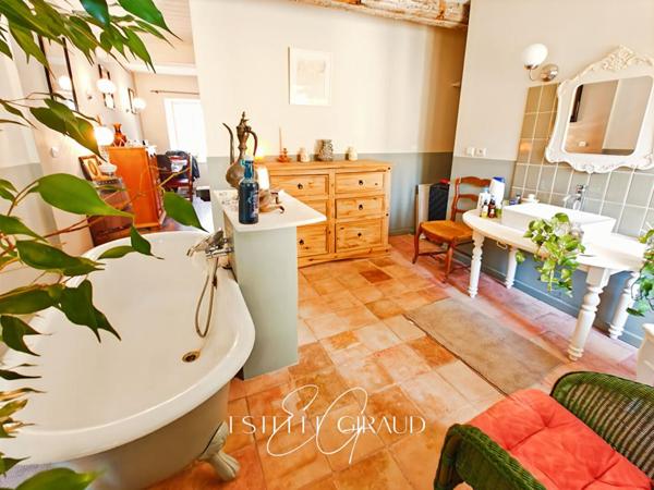 Maison de ville à Trèbes : 4 chambres, grand garage, cour