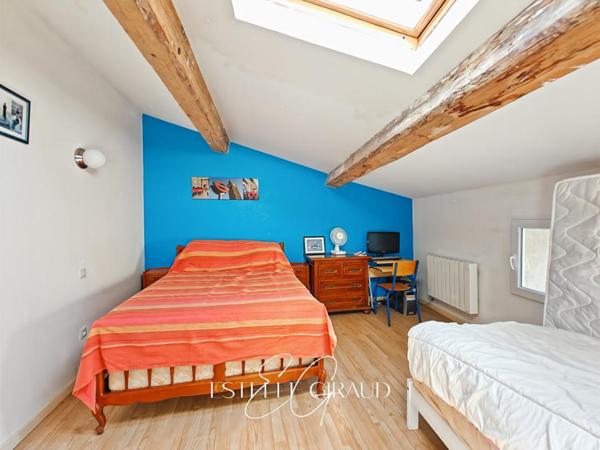 Maison de ville à Trèbes : 4 chambres, grand garage, cour