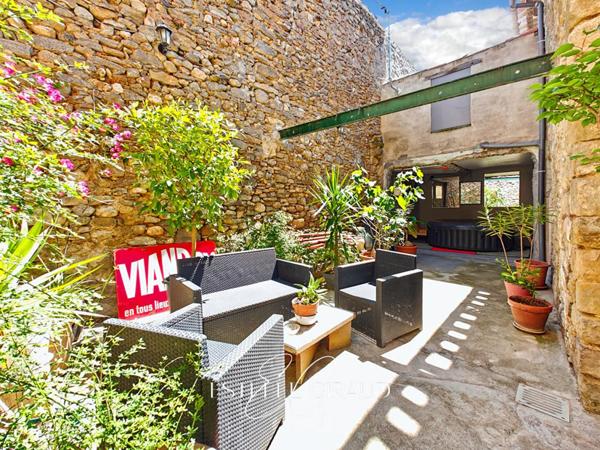 Maison de ville à Trèbes : 4 chambres, grand garage, cour