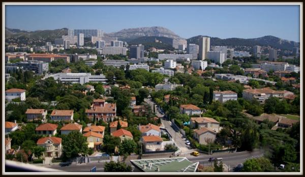 Dpt Bouches du Rhône (13), à louer MARSEILLE 9EME ARRONDISSEMENT appartement T3 de 57m²avec balcons