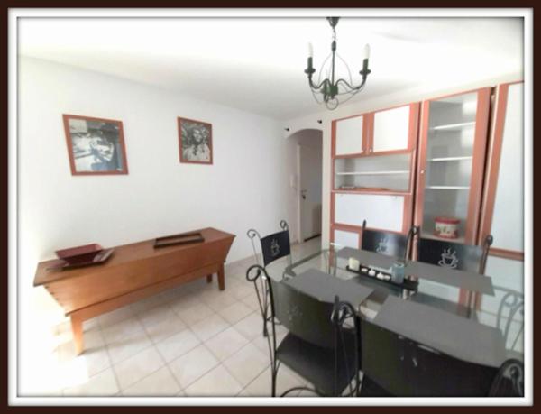Dpt Bouches du Rhône (13), à louer MARSEILLE 9EME ARRONDISSEMENT appartement T3 de 57m²avec balcons