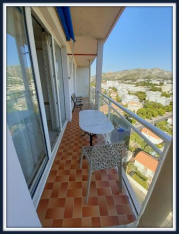 Dpt Bouches du Rhône (13), à louer MARSEILLE 9EME ARRONDISSEMENT appartement T3 de 57m²avec balcons