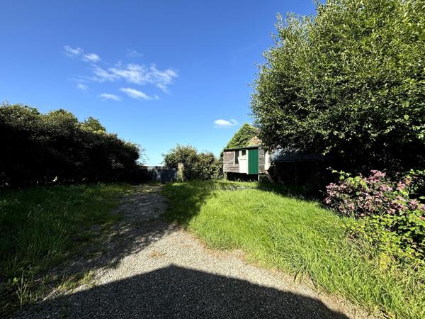 Longèrent en pierre avec dépendances et hangars