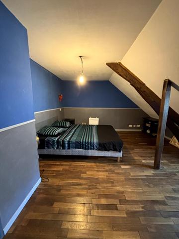 Longèrent en pierre avec dépendances et hangars