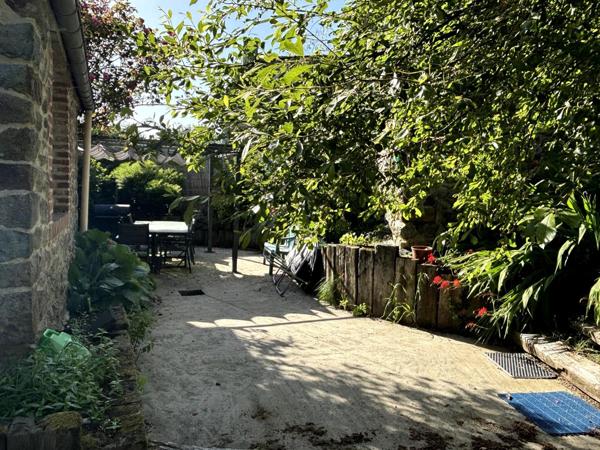 Longèrent en pierre avec dépendances et hangars