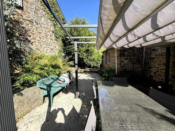 Longèrent en pierre avec dépendances et hangars