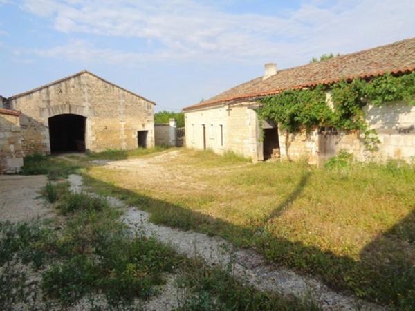 15 mn Angoulême Gare, ancien Corps de Ferme à réhabiliter au sud le l'agglomération.