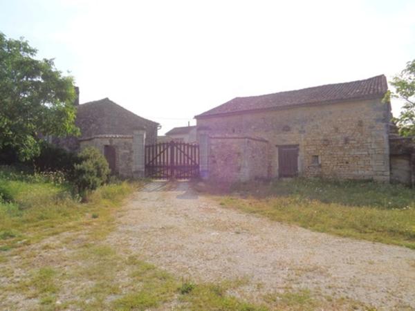 15 mn Angoulême Gare, ancien Corps de Ferme à réhabiliter au sud le l'agglomération.