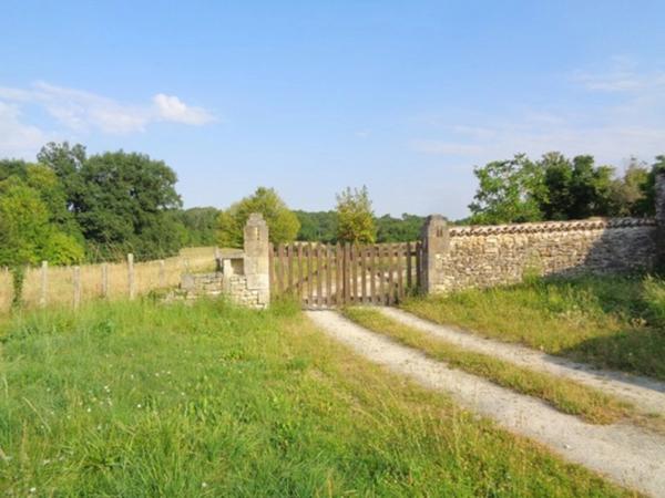 15 mn Angoulême Gare, ancien Corps de Ferme à réhabiliter au sud le l'agglomération.